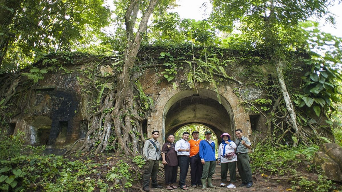 Benteng Karang Bolong: Pusat Belanja Lokal Cilacap yang Tak Pernah Padam